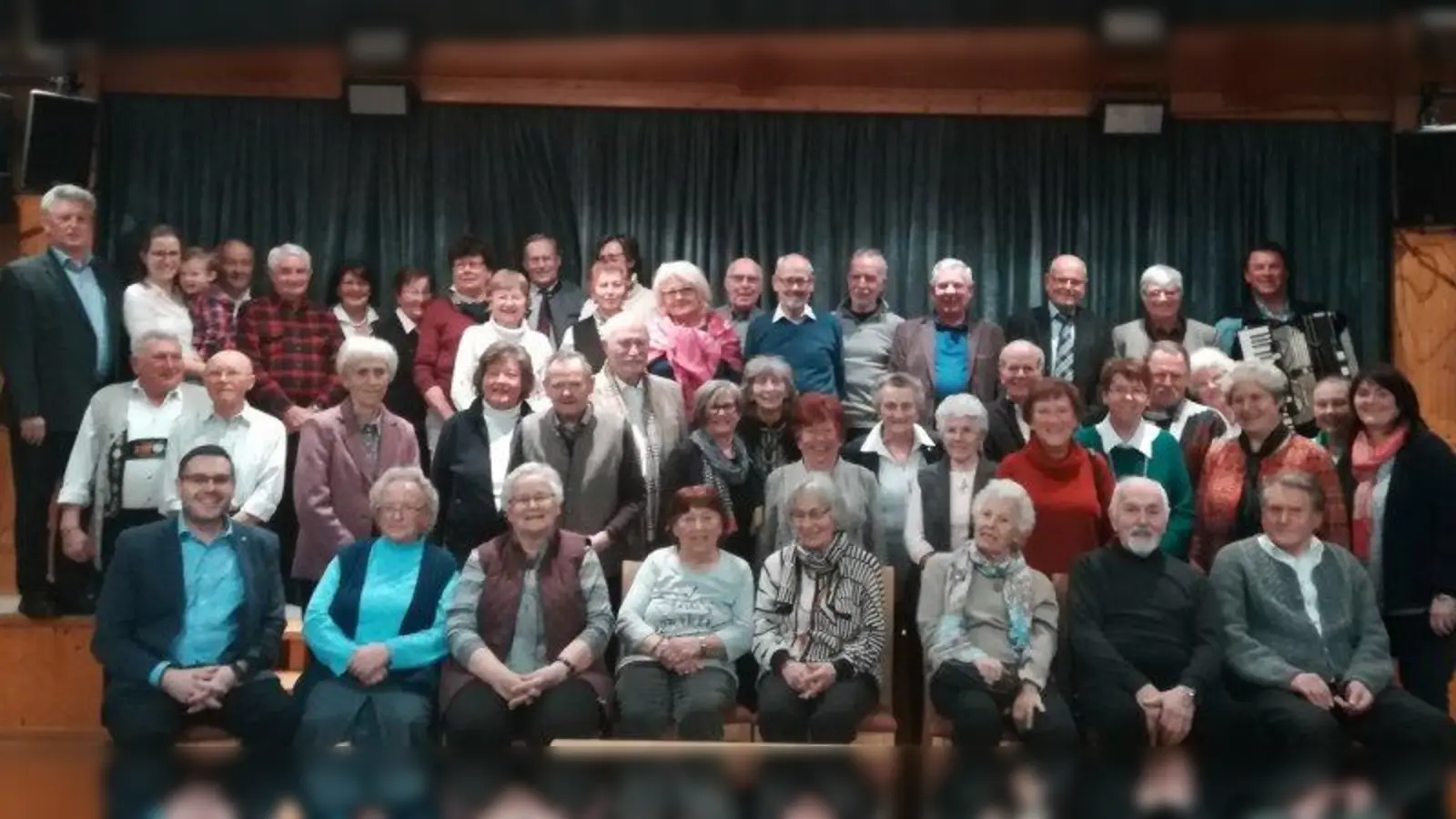 Zu einem Treffen der Geburtstags- und Ehejubilare des vergangenen Jahres hatten die Gemeinde und der Katholische Frauenbund Oberhausen zum Stroblwirt eingeladen. (Foto: Faltermeier)