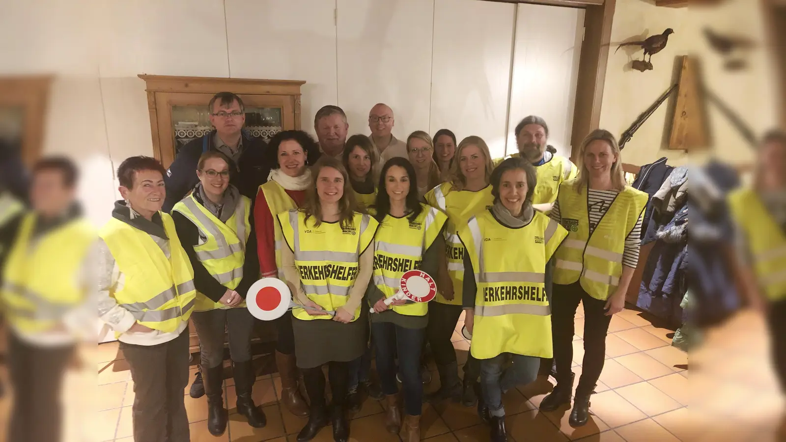 37 Frauen und Männer helfen an Schultagen täglich morgens und mittags den Anzinger Grundschülern beim Überqueren der Straße. (Foto: privat)