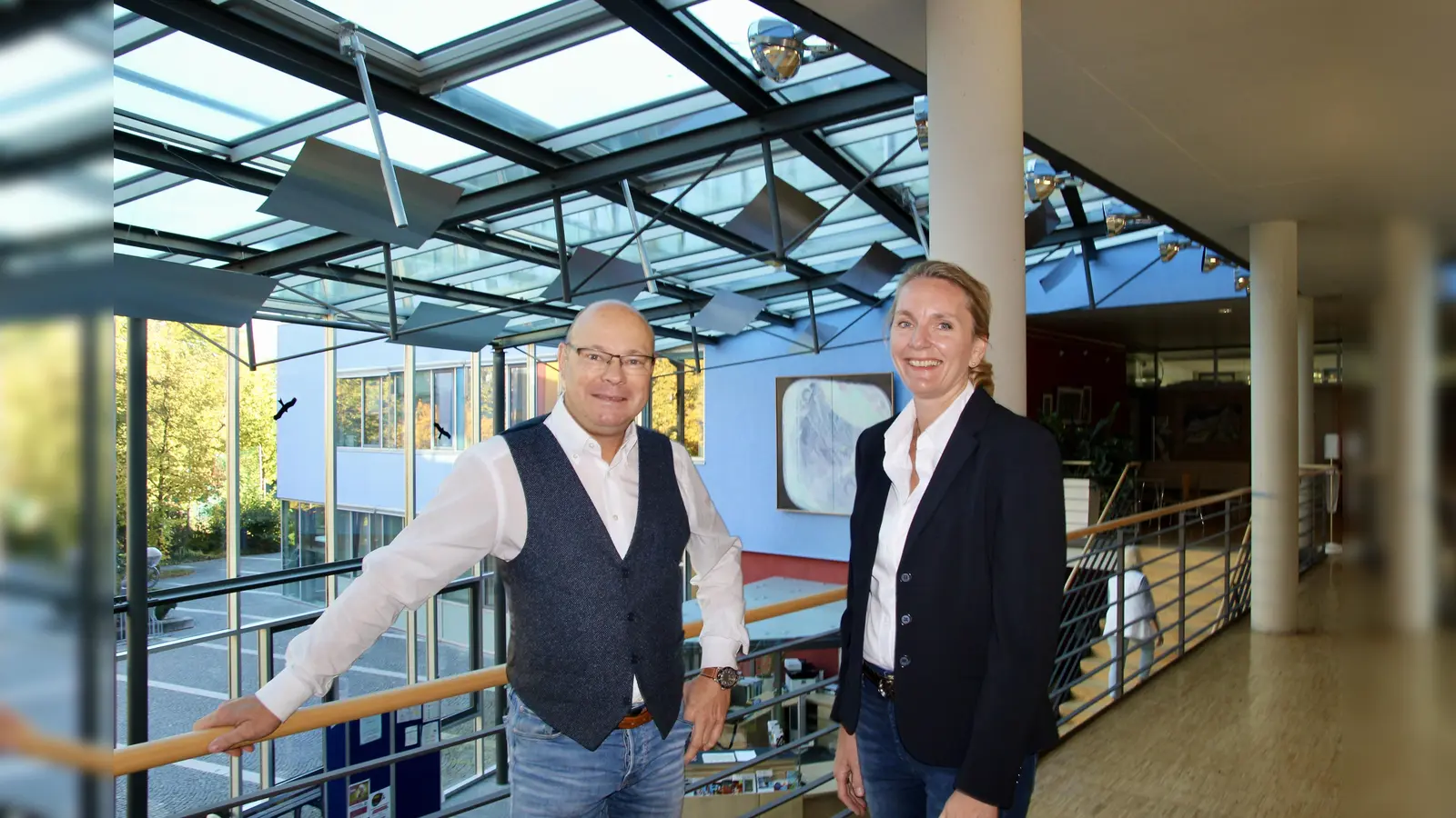 Bürgermeister Hermann Nafziger begrüßte die neue Wirtschaftsförderin im Rathaus, Silke Vilgertshofer.  (Foto: us)