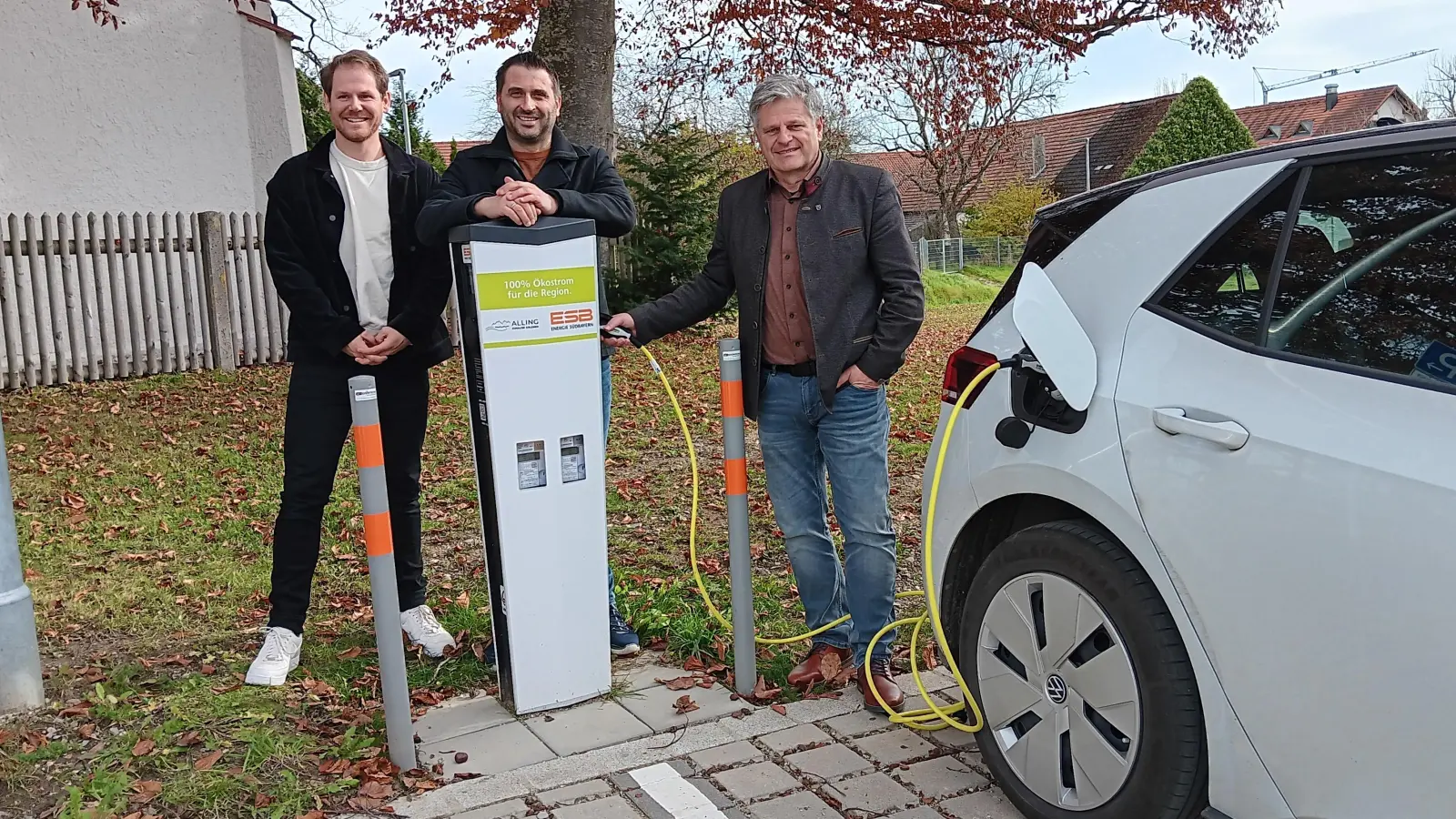 Freuten sich über die neue E-Ladesäule (v.l.): Matthias Nesslauer (Teamleiter Mobilität ESB), Benedikt Friedinger (Amtsleiter und Kämmerer) und Stefan Joachimsthaler (Bürgermeister). (Foto: Gemeinde Alling)