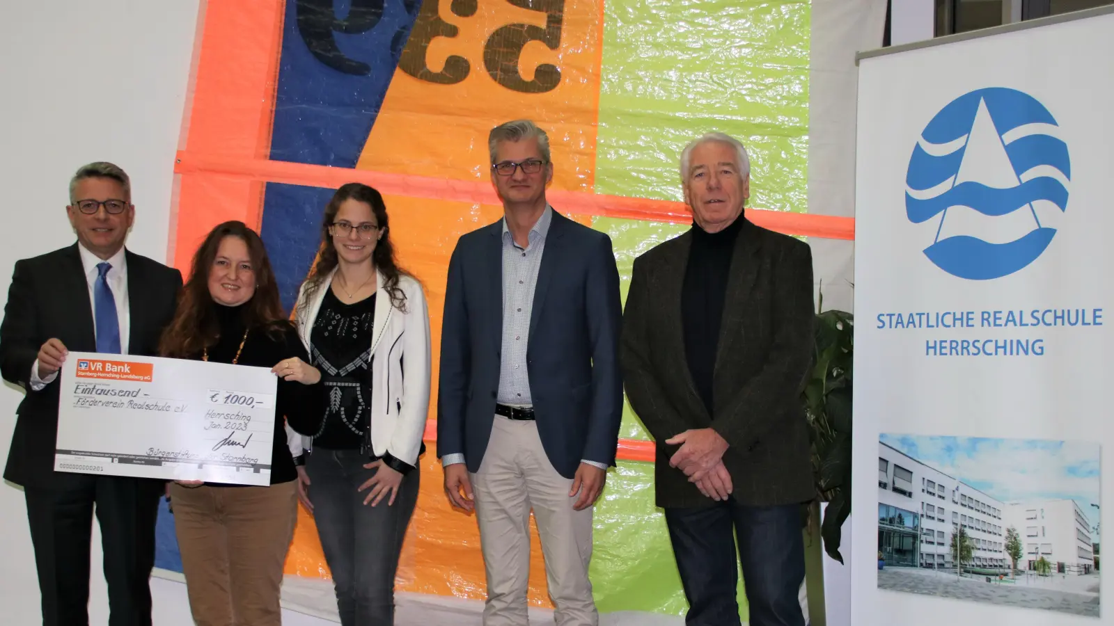 Freude bei der Spendenübergabe (von links): Konrad Hallhuber (Vorstand Bürgerstiftung), Beatriz Martinez Kinader (Vorsitzende Förderverein), Christina Böhm (Projektleiterin Förderverein), Christian Schmitz (Rektor Realschule), Gustav Huber (Geschäftsführer Bürgerstiftung). (Foto: Realschule Herrsching)