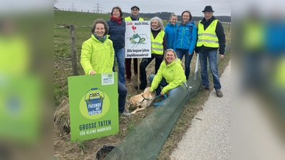 Julika Schreiber (BN), Maria Wirnitzer (stv. Brgm. Vaterstetten), Gregor Häuser (BN Vaterstetten), Sabine Kaps (Zaunbetreuerin), Anna Heckel (NB), Dr. Roswitha Holzmann (stv. Leiterin der Unteren Naturschutzbehörde) (vorne links), Uwe Peters (BN), Regina Wegemann (Geschäftsführerin der Kreisgeschäftsstelle des BN) am Krötenzaun. (Foto: Anna Steinhart)
