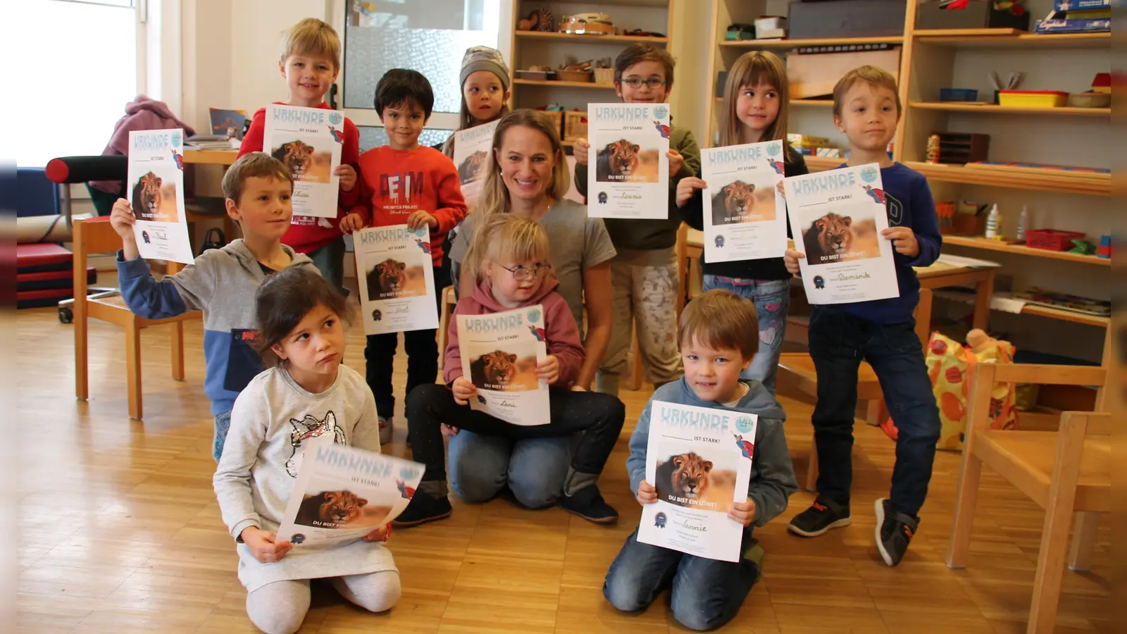 Zum Abschluss überreichte Stefanie Fröhlich allen Kindern eine löwenstarke Teilnehmerurkunde. Finanziell unterstützt wurde der Kurs vom Elternbeirat und vom Bezirksausausschuss Hadern (Foto: bb)