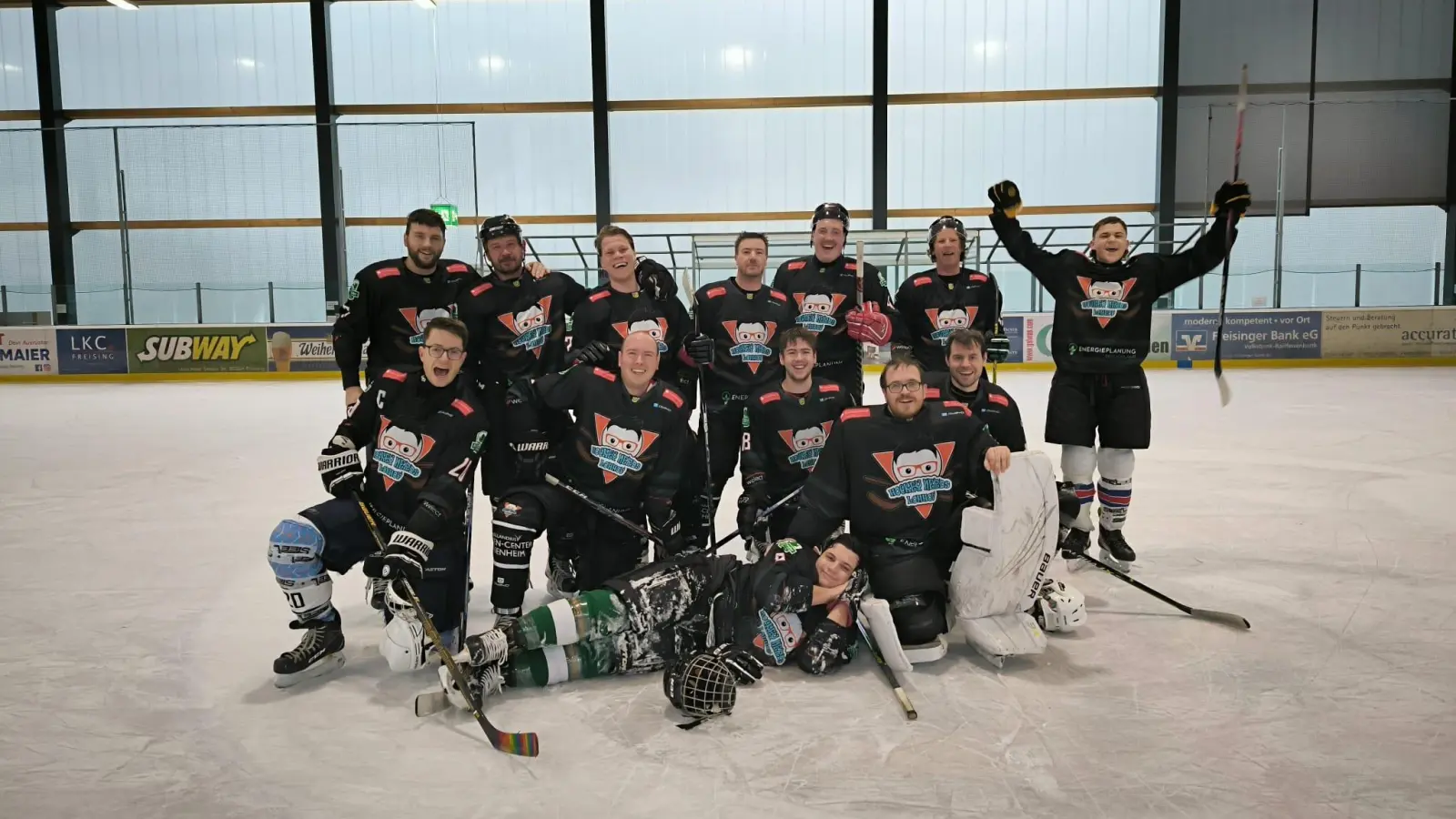 Große Freude herrschte bei den Hochey Nerds Lohhof über ihren ersten Saisonsieg.  (Foto: Hockey Nerds)