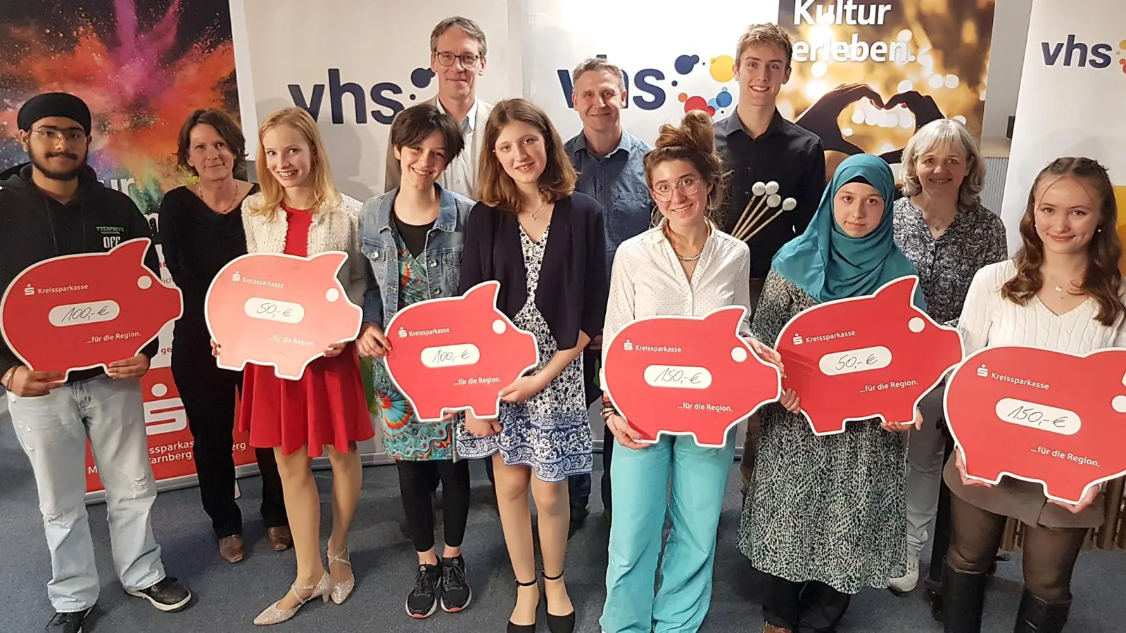 Hier zeigen sich die Sieger des letztjährigen Literaturwettbewerbs bei der Preisverleihung. <br> (Foto: vhs Vaterstetten)