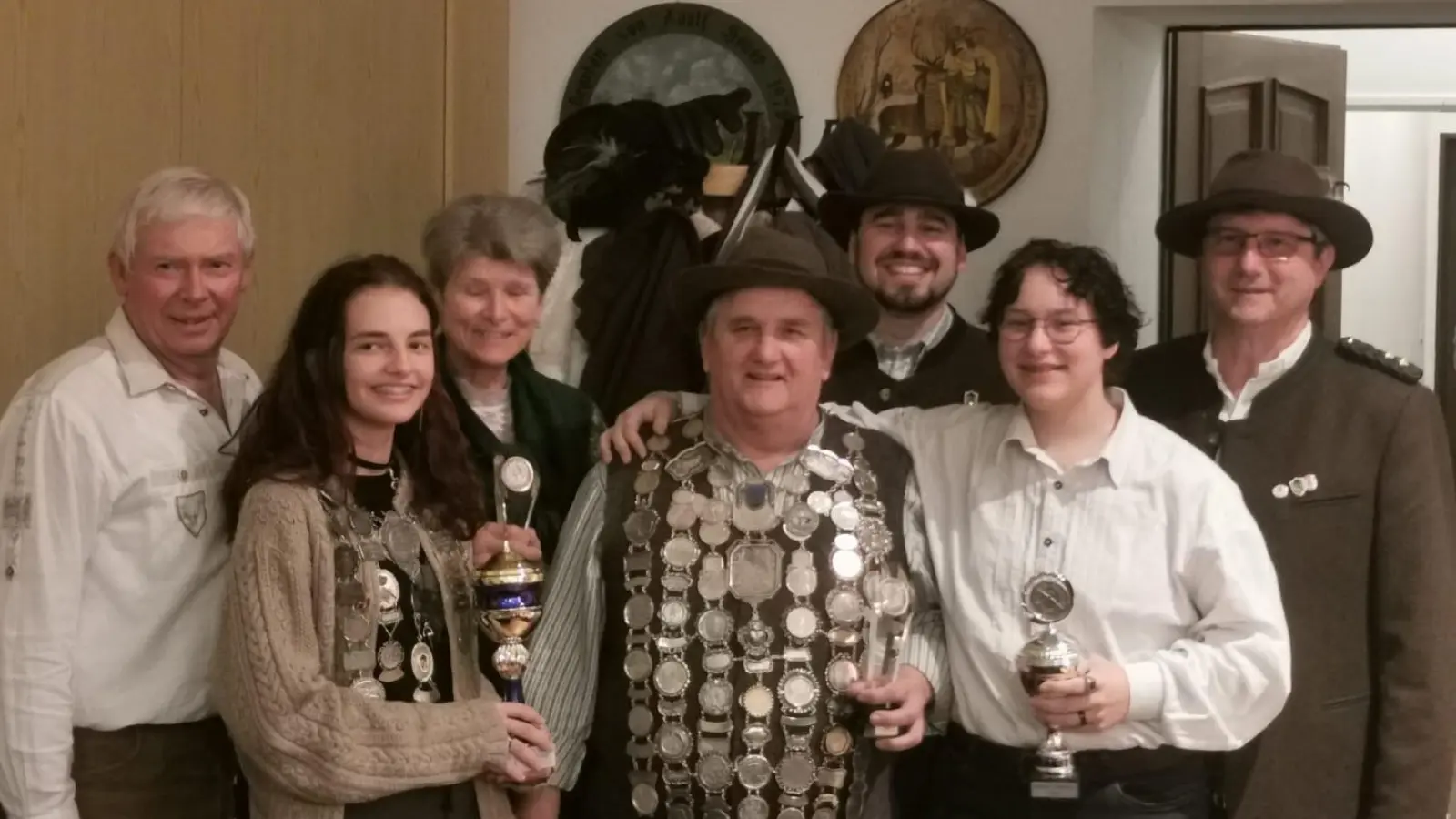 Nach dem Königsschißen freuten sich v.l. Reinhard Anklam, Annalena Fischhaber, Sissi Klawonn, Johann Glas, Florian Glas (Schützenmeister), Lea Schippers und Günter Rusche (2. Schützenmeister).<br><br> (Foto: Schützenverein)