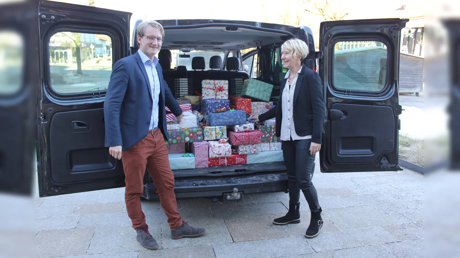 Bürgermeister Sebastian Thaler und Personalratsvorsitzende Simone Fottner mit den vielen Päckchen, die Echinger Bürger gespendet haben.  (Foto: Gemeinde Eching)