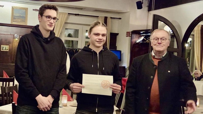 Zufriedene Gesichter bei der Spendenübergabe (v.l.): Kult-Schatzmeister Anton Sanktjohanser und Kult-Vorsitzender Kristian Aumayer sowie Rotary-Präsident Günter Riedner. (Foto: privat)