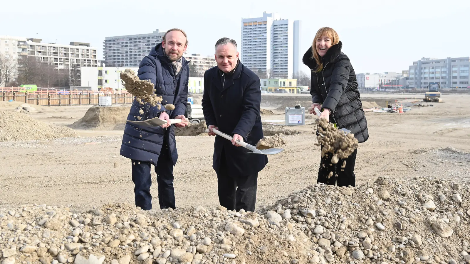Spatenstich für den Werkswohnungsbau der SWM in der Westend- / Zschokkestraße mit (von links) Bernhard Boeck (SWM Immobilien), Christian Scharpf (städt. Referent für Arbeit und Wirtschaft) und Gabriele Jahn (SWM Personal). (Foto: Robert Haas / SWM)