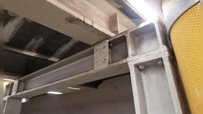 Im Bahnhof Poccistraße sichern massive Stützen die schadhafte Betondecke ab. (Foto: job)
