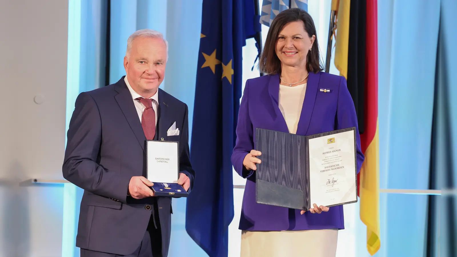 Alfred Aigner, Jäger und Falkner aus Sauerlach, wurde für sein jahrzehntelanges Engagement, insbesondere für die Greifvogelauffangstation in Otterfing von Landtagspräsidentin Ilse Aigner geehrt.  (Foto: Stefan Obermeier)