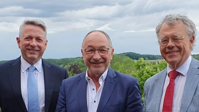 Im Vorstand der Bürgerstiftung Landkreis Starnberg (von links): Konrad Hallhuber, Karl Roth und Dr. Gerhard Brandmüller (Foto: Bürgerstiftung)