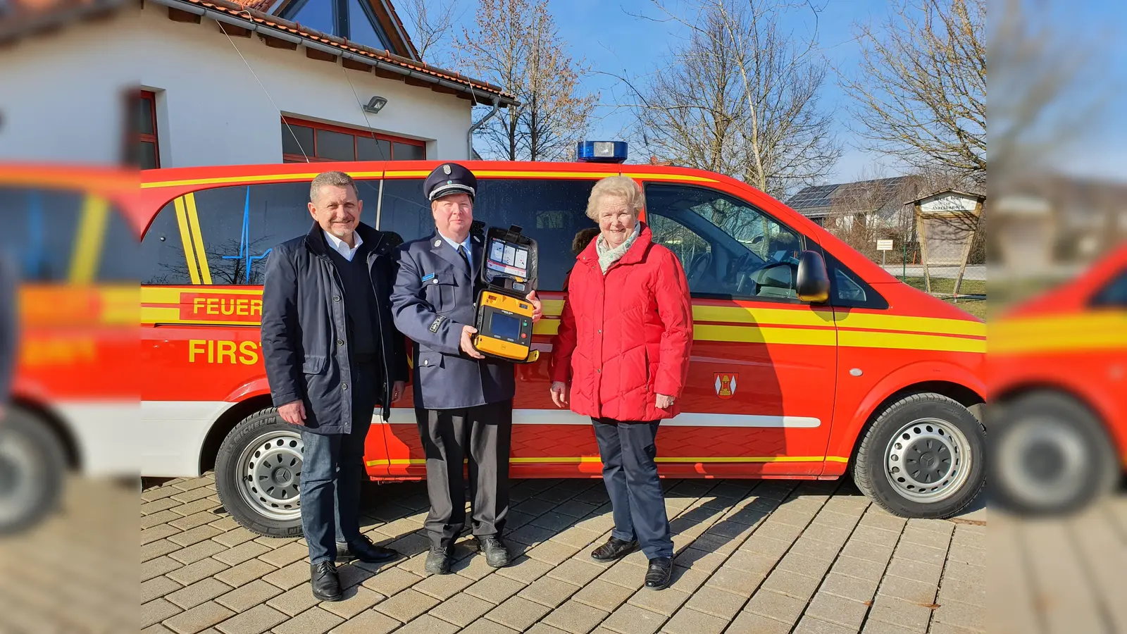 Bei der Überreichung des Defibrillators (v.l.): Stiftungsvorstand und Brgm. Klaus Korneder, Kommandant Georg Schachtner und Hannelore Kerbl. (Foto: Gem. Grasbrunn)