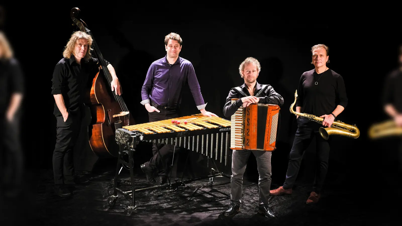 Quadro Nuevo: Im Kupferhaus spielen Mulo Francel (Sax, Klarinetten), Andreas Hinterseher (Akkor- deon, Bandoneon) und Didi Lowka (Bass, Percussion) mit ihrem musikalischen Gast Tim Collins am Vibraphon. (Foto: Quadro Nuevo)