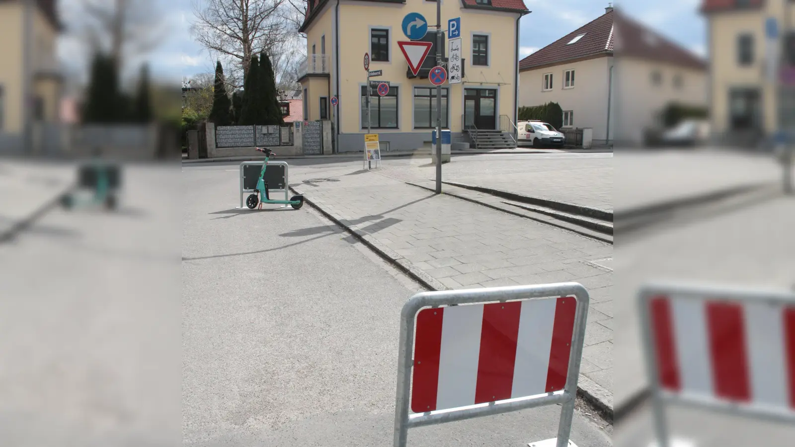 Gähnende Leere: Recht verloren steht ein einziger E-Scooter in der noch neuen „GAF” an der Grünbauerstraße. (Foto: job)