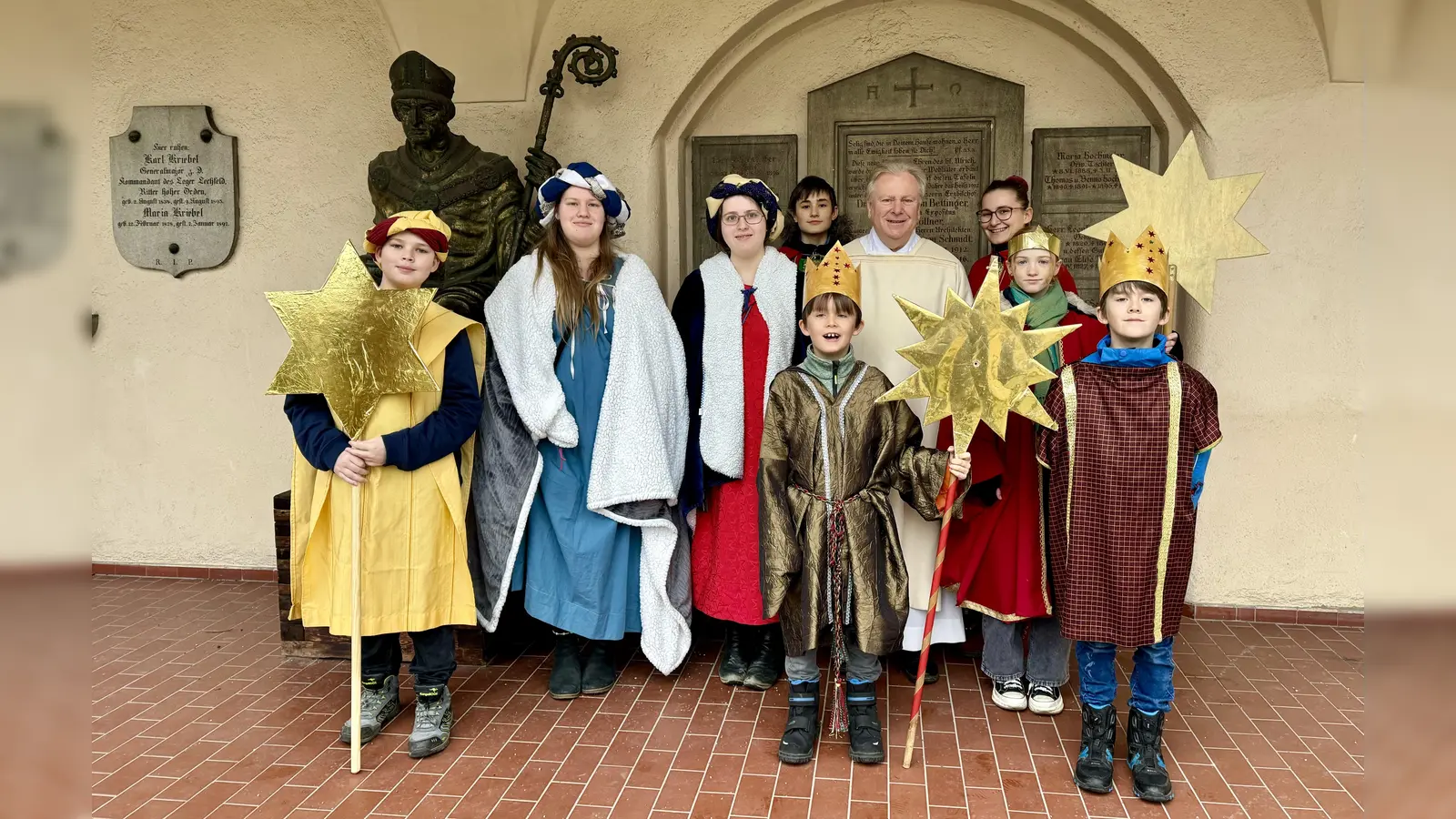 Drei Sternsingergruppen entsandte St. Ulrich heuer, um den Segen in die Häuser zu bringen. Im Bild mit Diakon Georg Riepel und Begleiterin Thekla Kreis (rechts im Bild). (Foto: Magdalena Wohlfahrt)