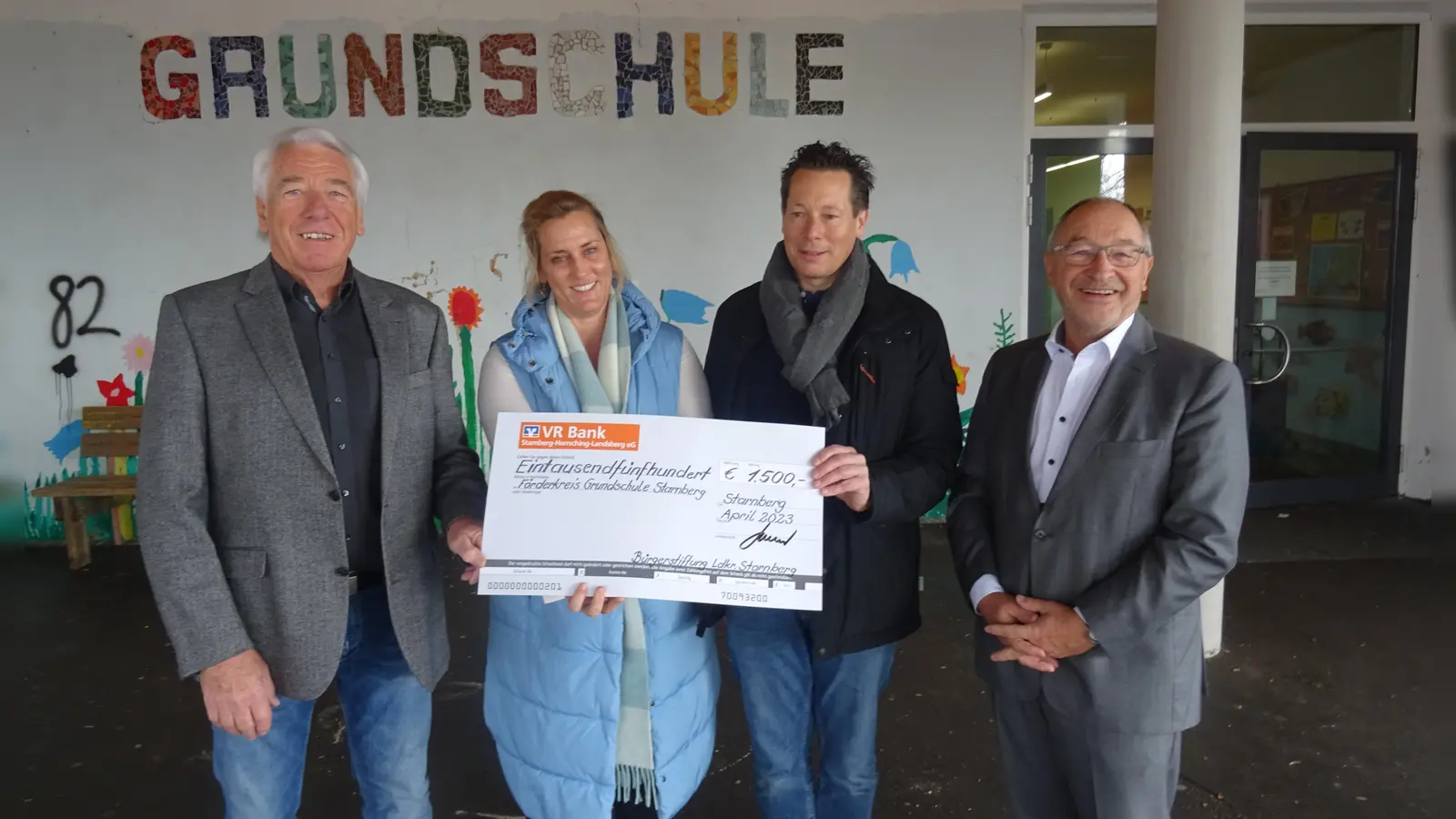 Spendenübergabe: v.l. Gustav Huber (Geschäftsführer Bürgerstiftung), Nicole Bannert (Rektorin), Marc Thallmair (Finanzvorstand Förderkreis) und Karl Roth (Kuratoriumsmitglied Bürgerstiftung).<br><br> (Foto: Bürgerstiftung)