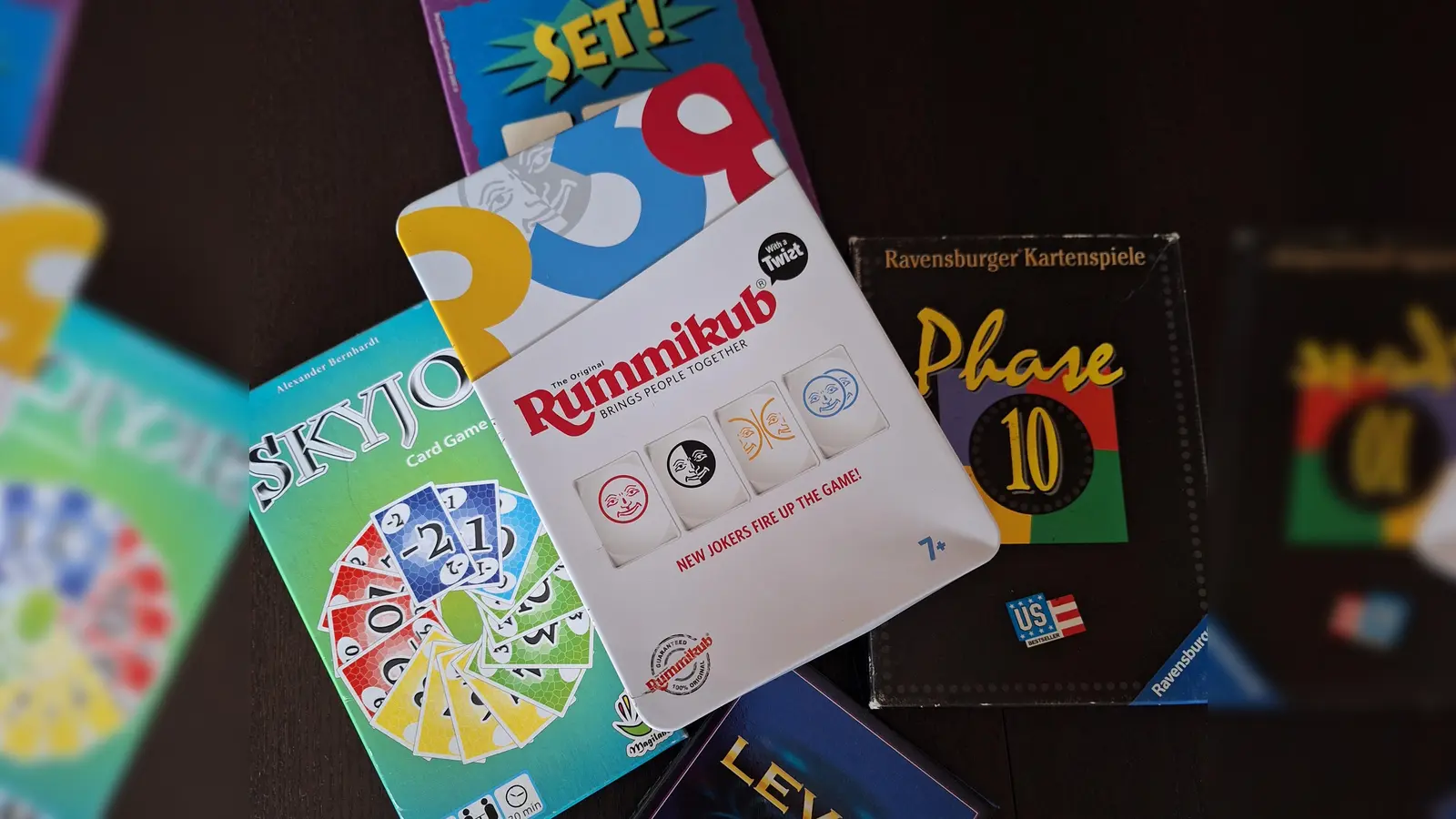 Ob Rummikub, Phase 10 oder andere Wissen-, Karten- oder Gesellschaftsspiele – beim Spieletreff in der Bücherei von St. Vinzenz treffen sich Erwachsene zum gemeinsamen Spiel. (Foto: Ursula Burg)
