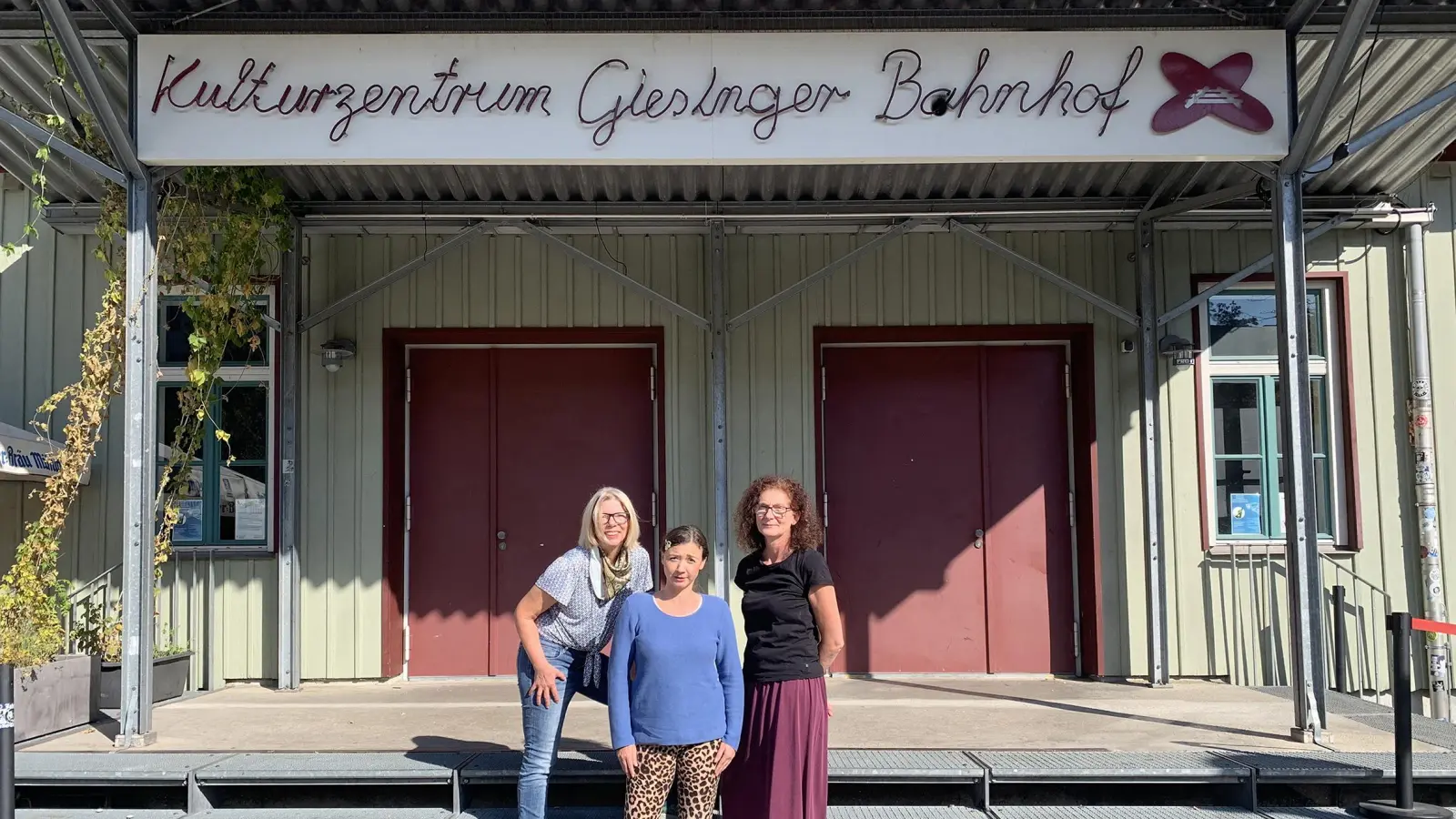 Künstlerin Katharina Schweissguth und Projektleiterin Isis Marschall von den Poesieboten sowie Birgit Knoblach vom Kulturzentrum Giesinger Bahnhof (von links) laden zur Poesie-Bühne ein. (Foto: poesiebriefkasten.de)