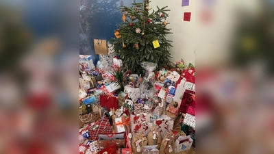 Die Germeringer Bürger bereiteten mit ihren Geschenken vielen Senioren eine große Freude. (Foto: AWO Germering)