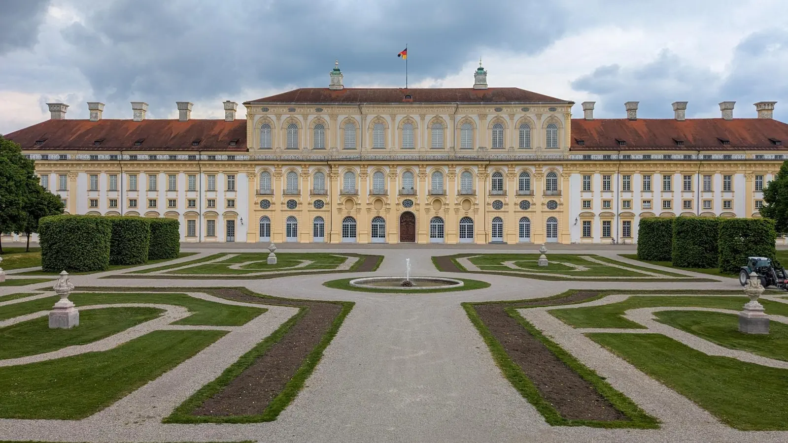 Ziel einer der beiden Touren ist die Schlossanlage Oberschleißheim; im Bild das Neue Schloss.  (Foto: © MVV)