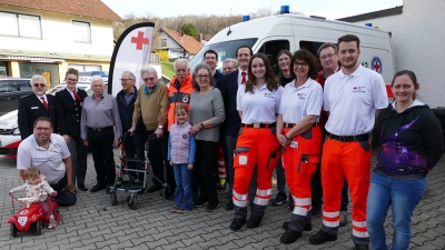 Freuen sich über 70 Jahre BRK Bereitschaft Seefeld: Mitglieder und Förderer vor einem Rettungswagen. (Foto: BRK)