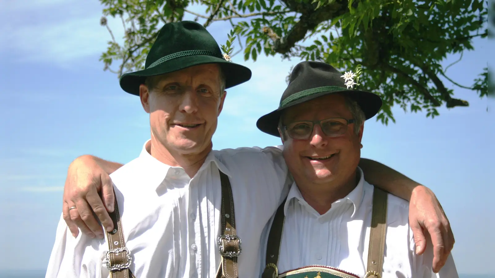 Der „Schwanthalerhöher Zwoagesang“, mit Andi und Andi Lackermeier, singt bei der Maiandacht in St. Benedikt. (Foto: Lackermeier)