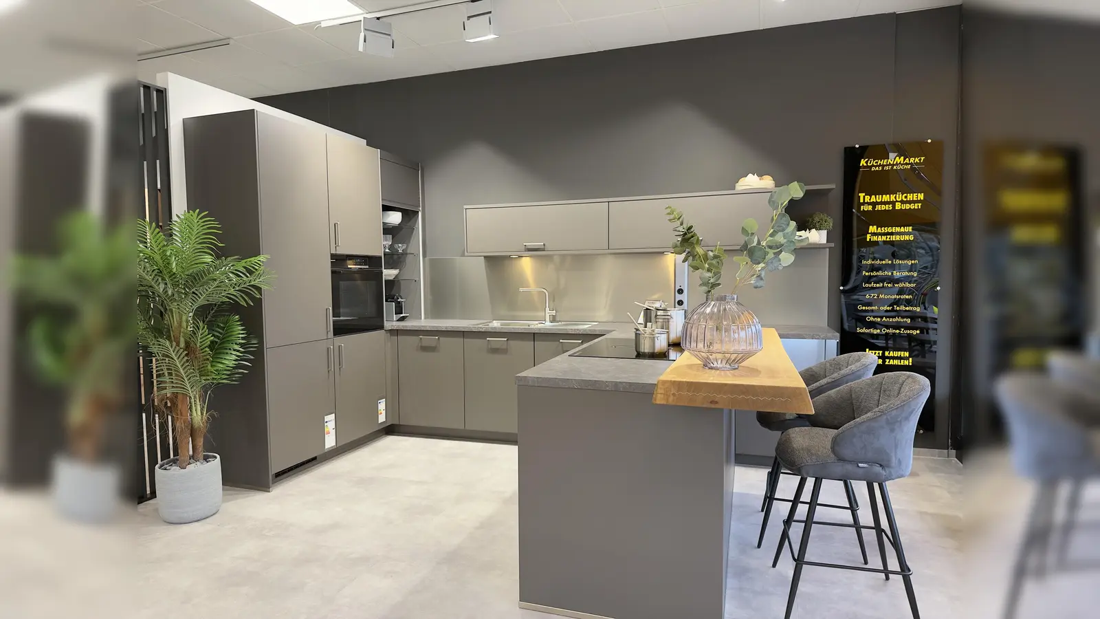 Mit seinem offenen Raumkonzept, hochwertigen Materialien und inspirierenden Gestaltungsideen präsentierte sich der KüchenMarkt rundum erneuert.  (Foto: Kompass Marketing GmbH)