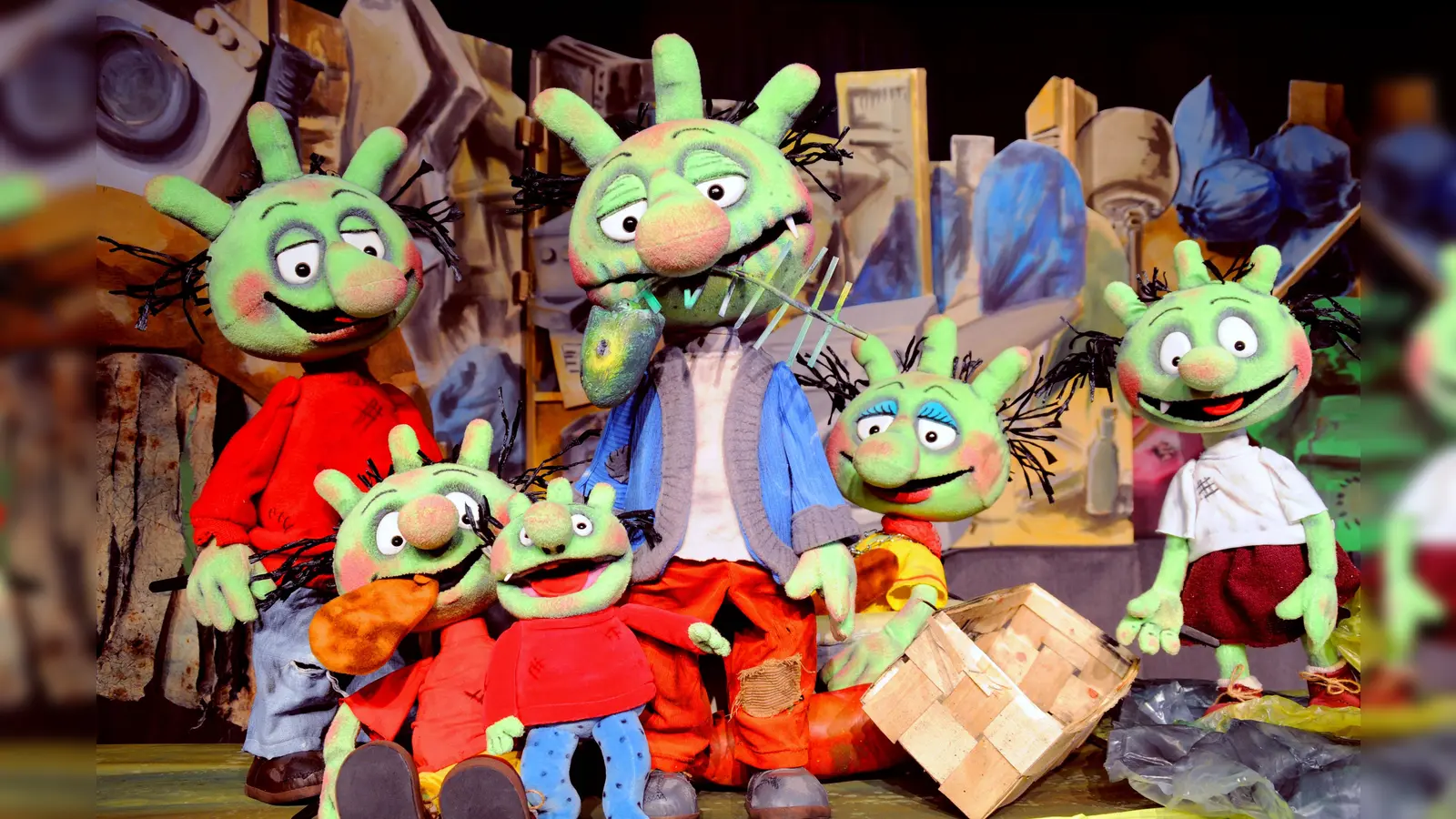 Lieben es schleimig und müffelig und waschen sich niemals: die Olchis. (Foto: Kammerpuppenspiele Bielefeld)