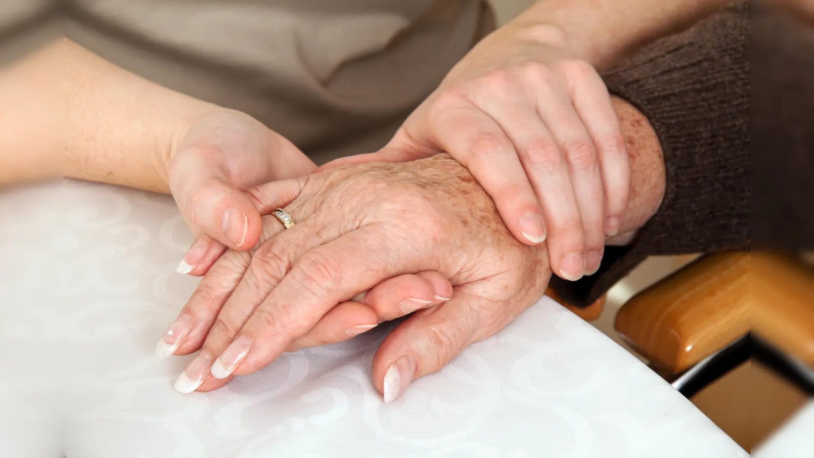 Angehörige von Personen, die von Demenz betroffen sind, können sich in dem Kompaktkurs wertvolle Tipps holen.  (Foto: Erwin Wodicka/Model Colourbox.com)