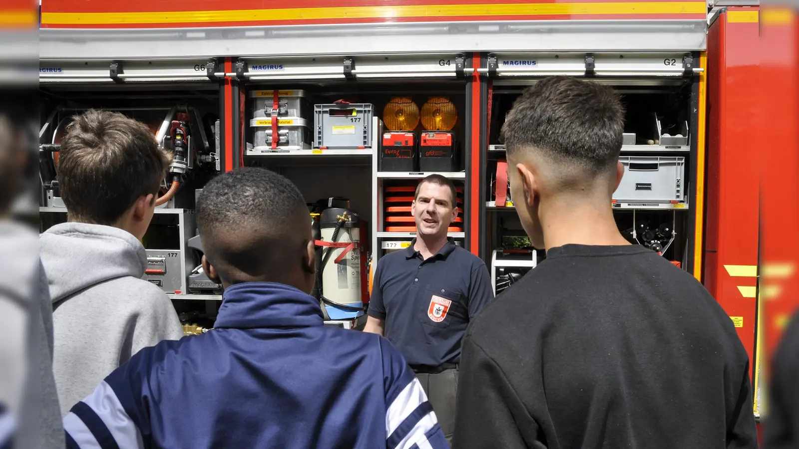 Das Präventionsteam der Freiwilligen Feuerwehr München beim Besuch der Ricarda-Huch-Realschule in Schwabing im Juli 2019. (Foto: © Freiwillige Feuerwehr München)