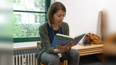 Rund 390 Vorleserinnen und Vorleser sind aktuell für die Lesefüchse aktiv, so wie hier Nathalie Binder in der Stadtbibliothek Ramersdorf. (Foto: Silke Kloppig)
