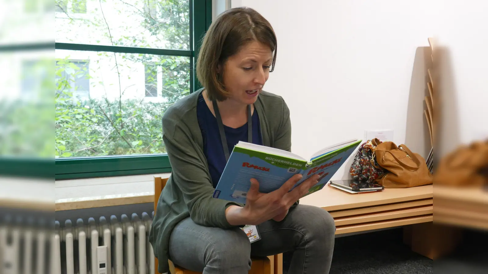 Rund 390 Vorleserinnen und Vorleser sind aktuell für die Lesefüchse aktiv, so wie hier Nathalie Binder in der Stadtbibliothek Ramersdorf. (Foto: Silke Kloppig)