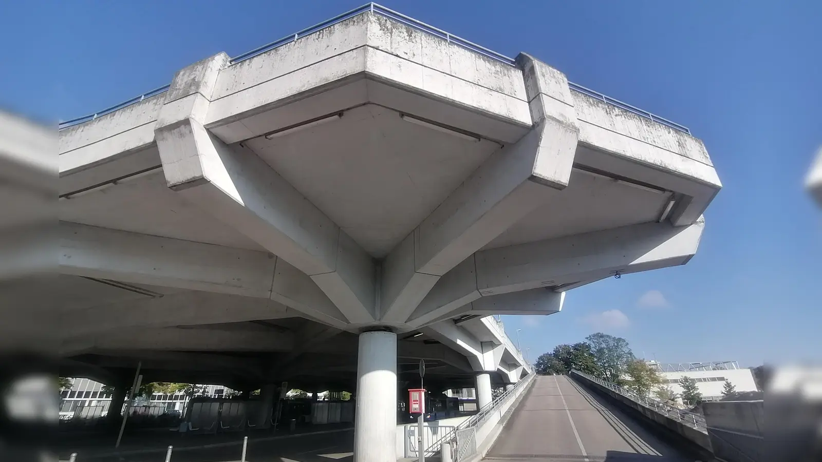 Millionen Euro gespart: Das Parkdeck an der Aidenbachstraße wird nun doch nicht abgerissen und neu gebaut. (Foto: job)