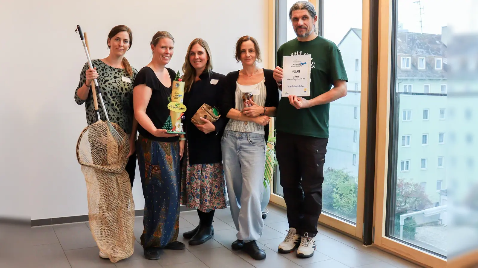 Ausgerüstet mit Kescher und Müllsäcken machten sich die Teilnehmer der 4. Münchner Müllmeisterschaft ans Sammeln. Sieger wurde das Team aus dem Stadtteil Milbertshofen.  (Foto: Jana Hörhammer)