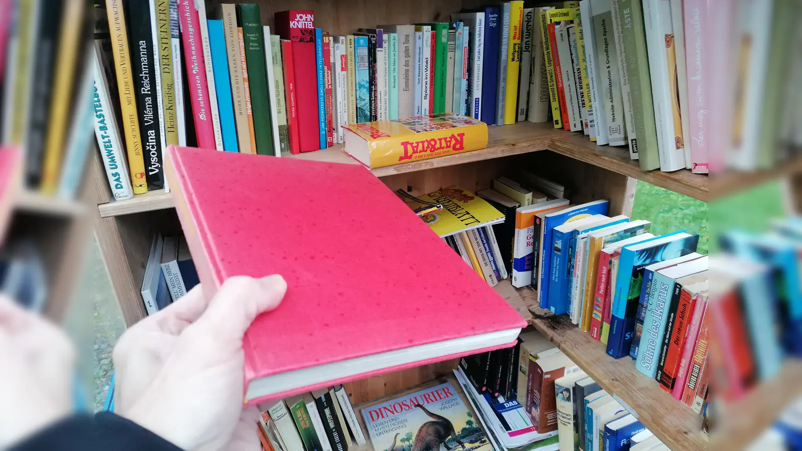 Das Buch der längst überholten „Wunderdinge” im Bücherschrank Neuperlach. (Foto: job)