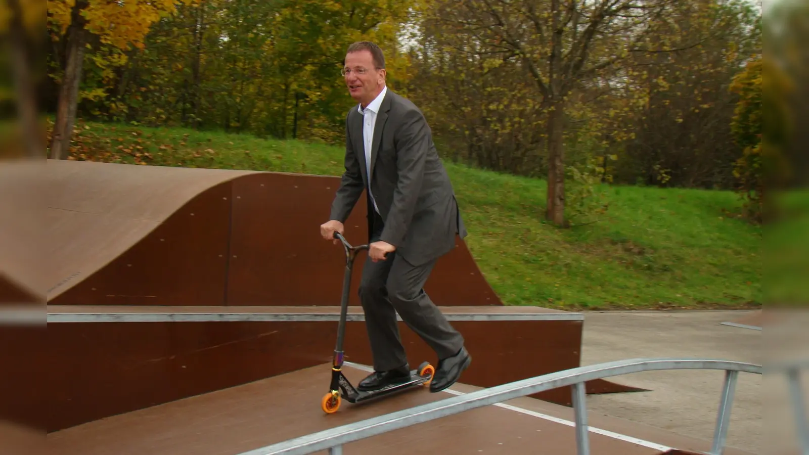 Für jeden Spaß zu haben: OB Andreas Haas testet die Germeringer Skateranlage. (Foto: pst)