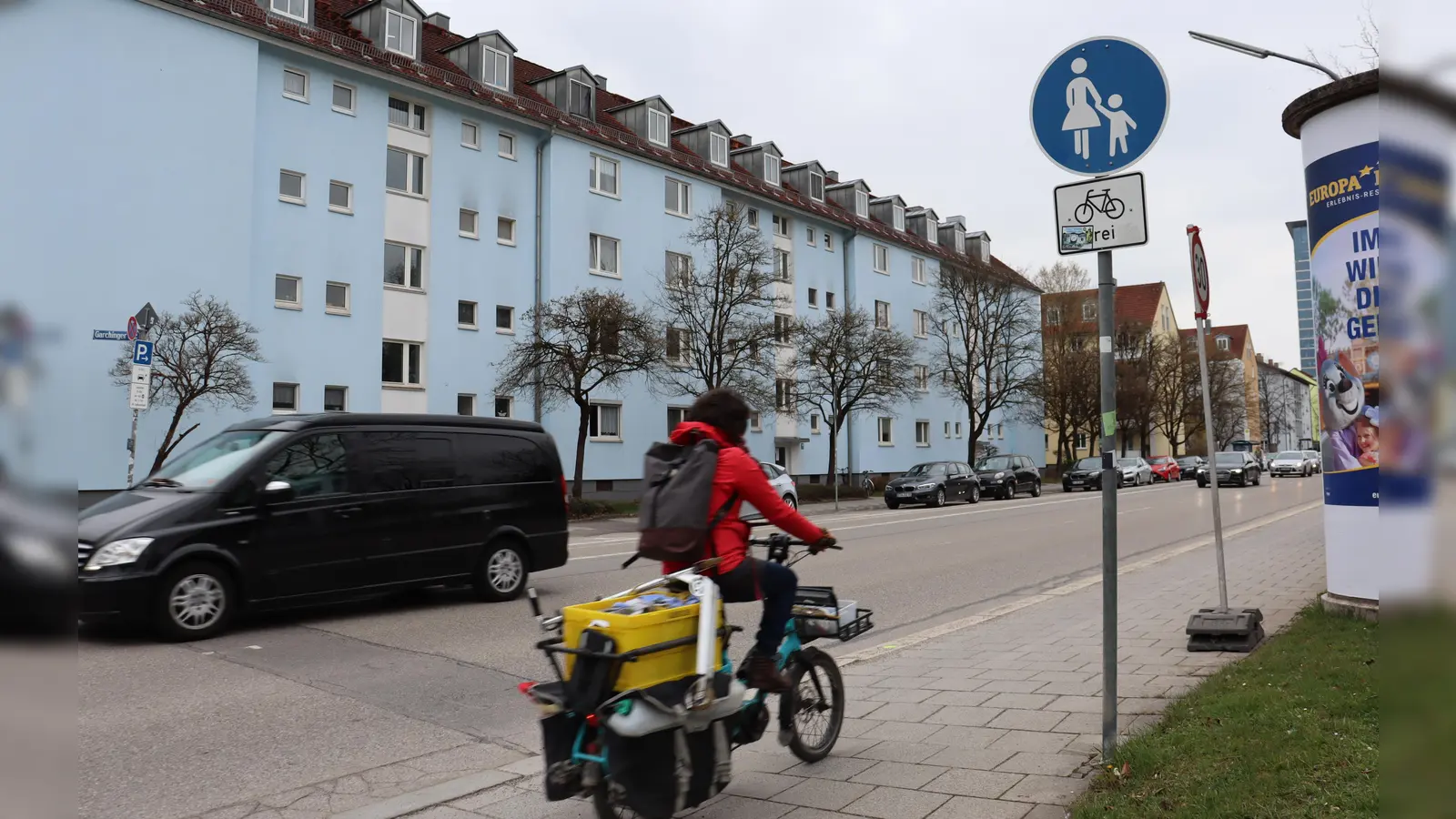 Bisher teilen sich Radfahrer und Fußgänger das schmale Trottoir an der Domagkstraße in Nähe der Ungererstraße. Nach dem Umbau werden beide getrennte Spuren haben, die noch dazu viel breiter sind.  (Foto: mha)