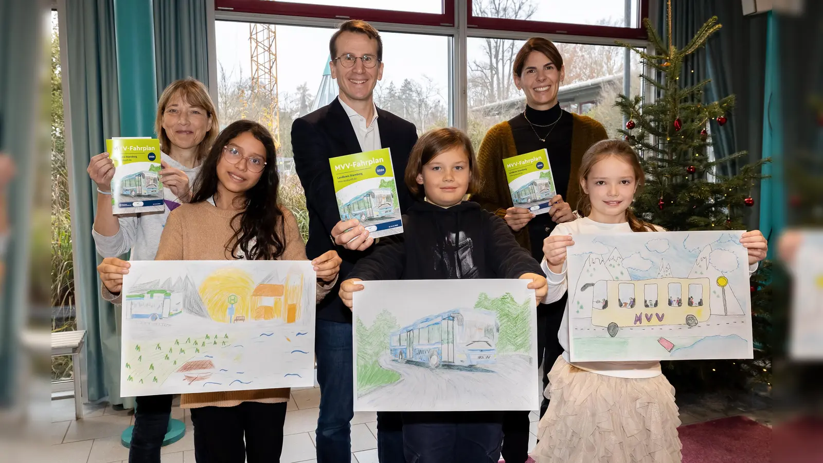 Die Grundschulkinder zeigten stolz ihre Kunstwerke (v.l.): Valentina (2. Platz), Julian (1. Platz) und Marie (3. Platz, hat das Bild mit Sofija gemalt). Babett Bauer (Rektorin der Grundschule an der Würm), Landrat Stefan Frey und Melanie Widmann (Leitung Mobilitätsprojekte) präsentierten den neuen Fahrplan (v.l.). (Foto: Landratsamt Starnberg)