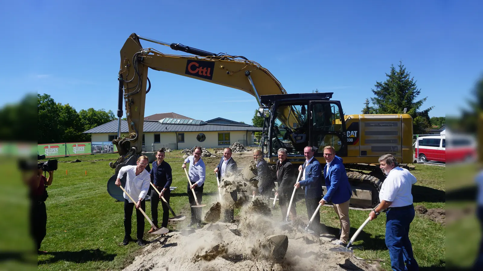 Ran an die Schaufel: Mit dem symbolischen Spatenstich startete der Bau fürs neue Kinderhaus. (Foto: Gemeinde Alling)