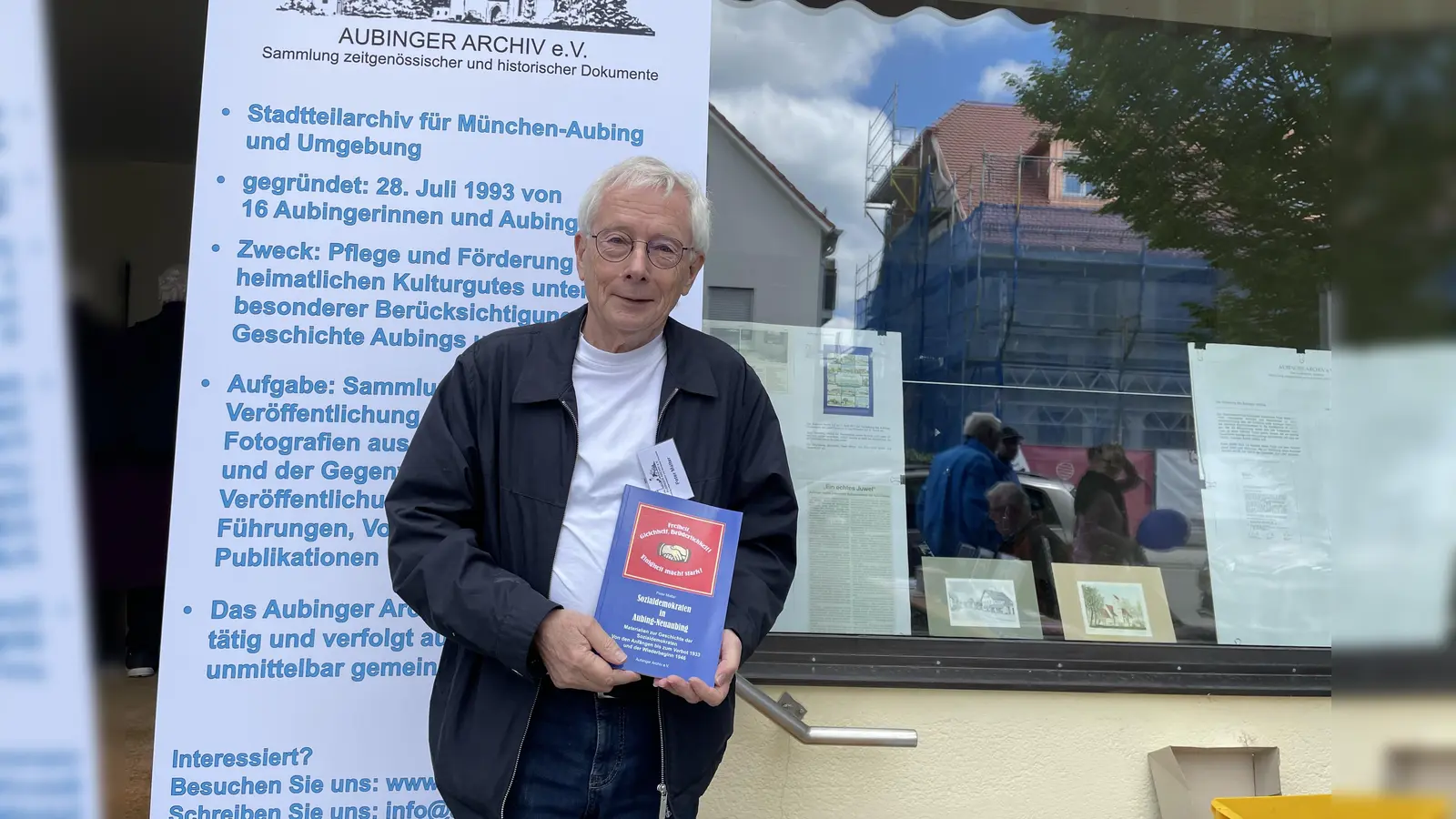 Peter Malter hat seine Forschungsergebnisse über die Aubinger Sozialdemokraten in einem Buch zusammengefasst. (Foto: pst)