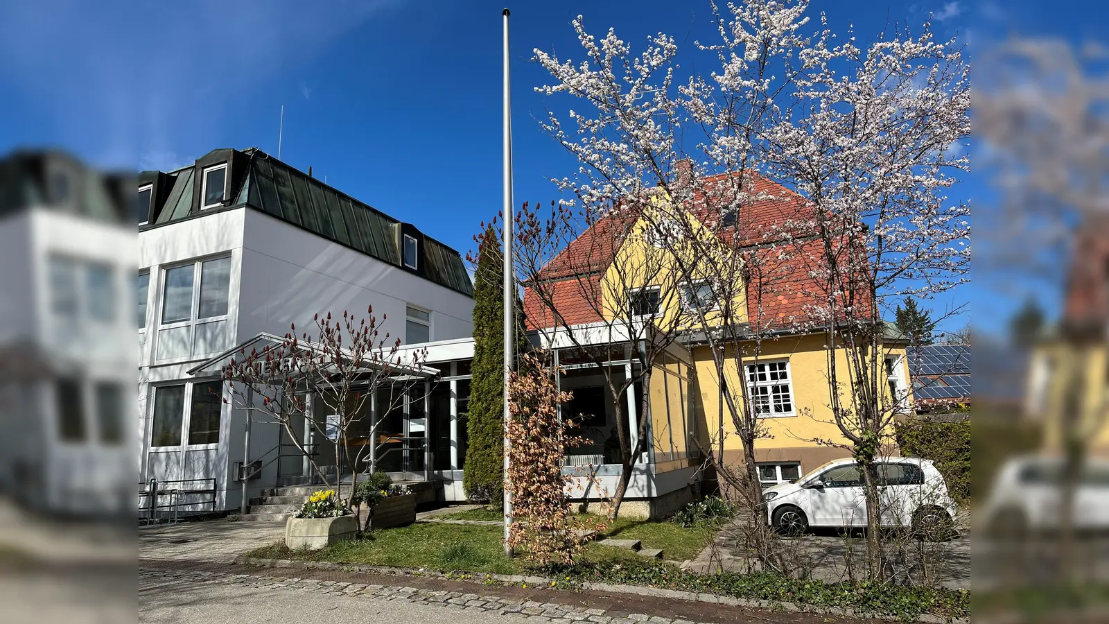 An der Stephanusstraße 8, Eingang Schmidbauerstraße, sind Bürgerhaus und Bücherei jetzt zu finden. (Foto: Sabine Strack)