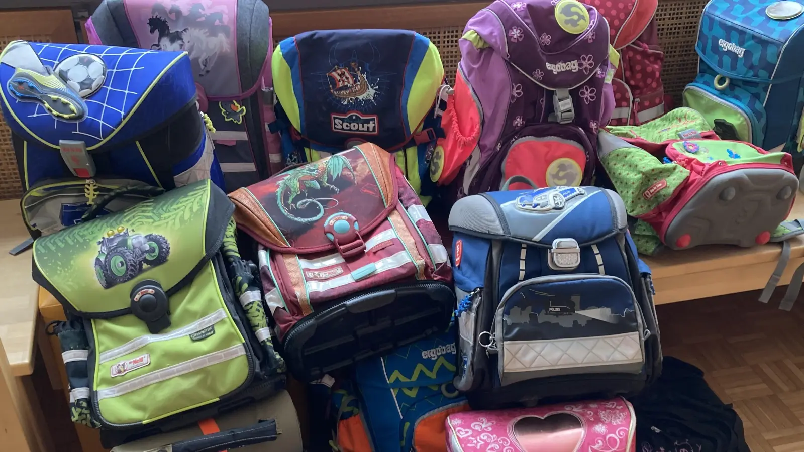 Eine große Auswahl an Schulranzen gibt es auf dem Schulranzen-Basar des Kinderschutzbund Starnberg e.V. am Freitag, 10. März. (Foto: Kinderschutzbund Starnberg e.V.)