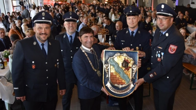 Bürgermeister Andreas Kemmelmeyer (Mitte) übergab ein handgeschnitztes und vergoldetes Unterföhringer Wappen an die Freiwillige Feuerwehr, vertreten durch (von links) den stellvertretenden Kommandanten Florian Klietsch, den Feuerwehrvereins-Vorsitzenden Andreas Axenbeck, dessen Stellvertreter Tobias Schöfbeck und den Ersten Kommandaten Michael Spitzweg. (Foto: Gemeinde Ufg/foe)