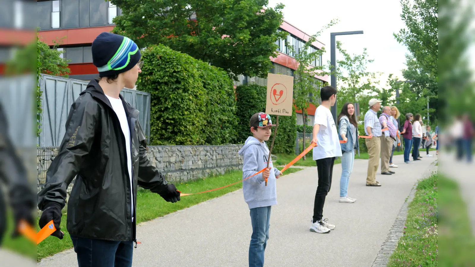 Mithilfe von Abstandsbändern bildeten die Teilnehmer eine Menschenkette der Solidarität. (Foto: Lorenz Hansen)