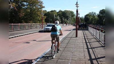 Auf der Tierparkbrücke ist es schnell zu eng für Autos und Radfahrer und Fußgängergruppen. (Foto: job)