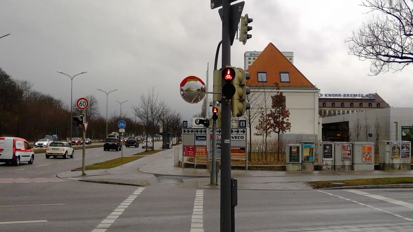 Trixi-Spiegel, wie hier in München-Milbertshofen, sollen gefährliche Kreuzungen sicherer machen. (Foto: bs)