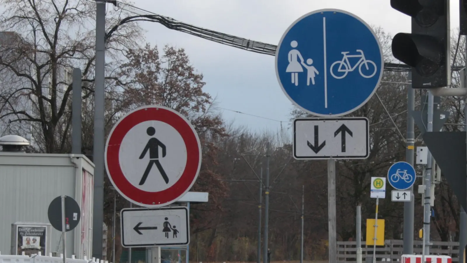 Müssen Fußgänger hier geradeaus weitergehen - oder dürfen sie das gar nicht? (Foto: job)