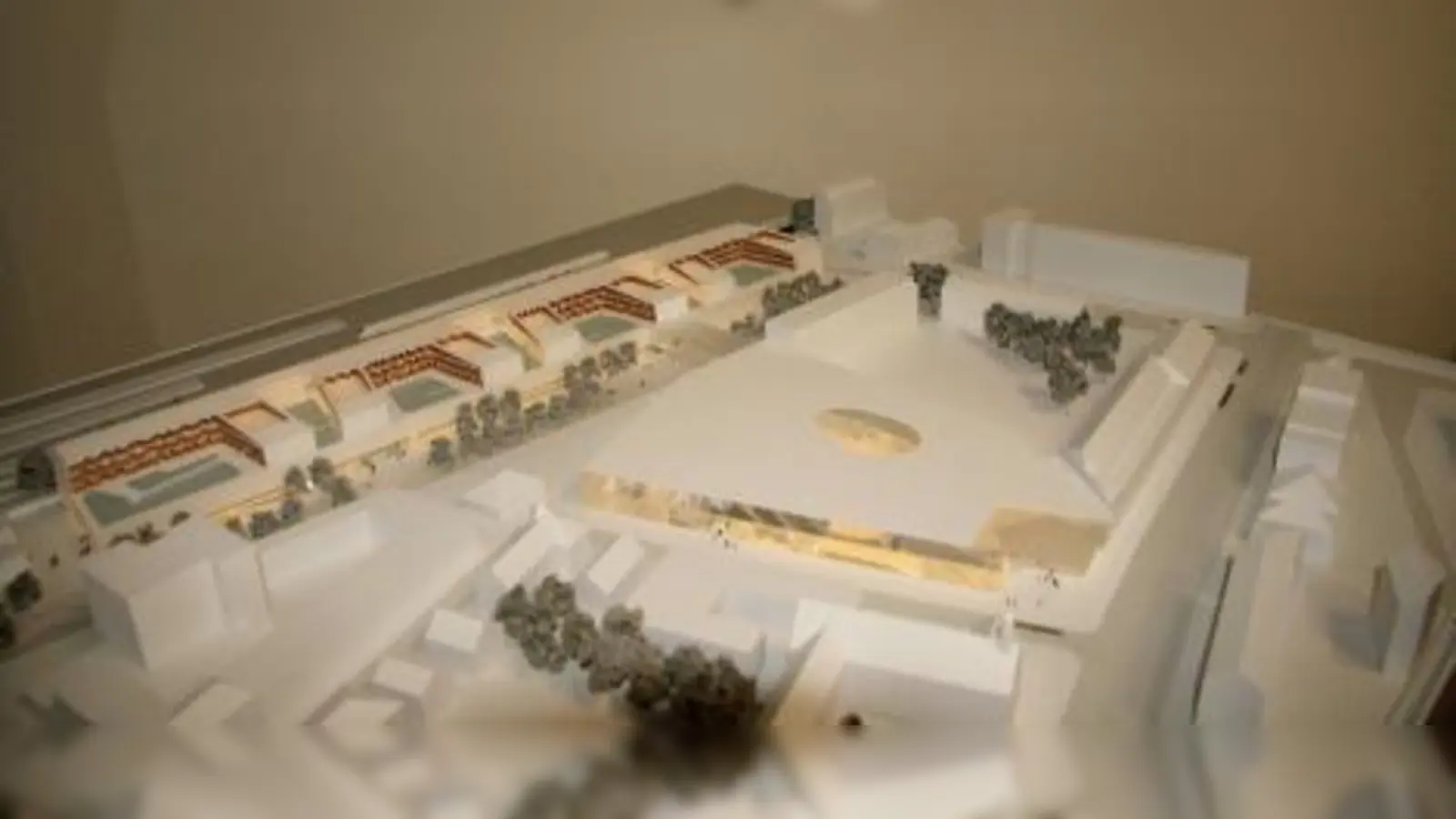 Zwischen Landsberger Straße und den Pasing Arcaden realisiert mfi einen weiteren dreigeschossigen Bau mit Geschäften. Das Modell zeigt erste Vorstellungen. Am rechten Modellrand ist die Landsberger Straße, am linken Rand sind die Arcaden sichtbar. „Wir sind erst am Anfang der Planung“, gestand mfi-Projektleiter Lars Jähnichen. (Foto: US)