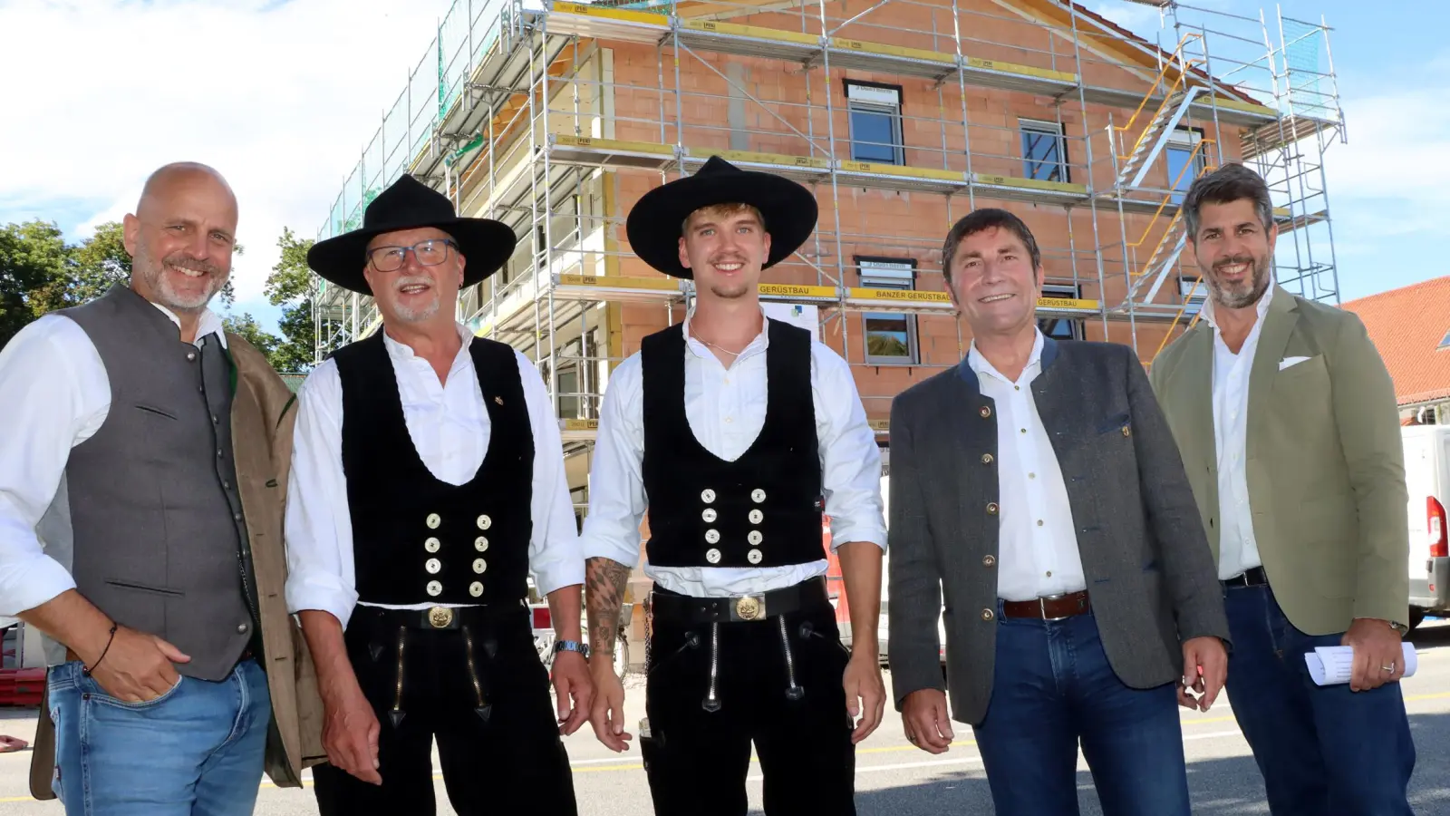 Von links: Bauleiter Bernhard Stilling, die Zimmerer Martin und Christoph Dondl, Bürgermeister Andreas Kemmelmeyer und Architekt Kurt Mattei. Martin Dondl gab im Verlauf der Feier den Richtspruch zum Besten. (Foto: ufg/mic)